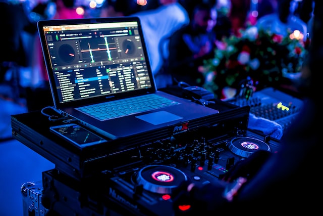 DJ-Hochzeitsideen für eine budgetfreundliche Hochzeit › DJs können den Tag retten! post thumbnail image